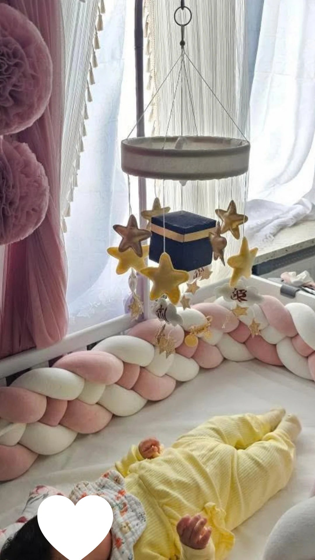 Kaaba Koran Mobile über einem Babybett